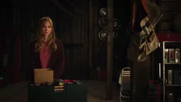 Cara &amp; The Sky Alex Ballon Sleeve Cardigan porté par Katherine Walter (Sarah Rafferty) dans l'épisode « Ma vie avec les garçons Walter » (S03E09).