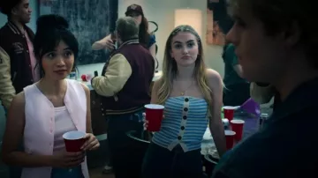 Haut Nabi d'Osis Studio porté par Paige (Madison Brydges) dans l'épisode « Ma vie avec les garçons Walter » (S03E09).