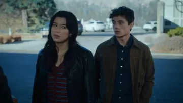 Veste asymétrique marron à chevrons dobby portée par Alex Walter (Ashby Gentry) dans l'épisode « Ma vie avec les garçons Walter » (S03E09).