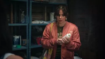 Veste bomber en satin pastel Adidas Originals portée par Grace (Ellie O'Brien) dans l'épisode « Ma vie avec les garçons Walter » (S03E09).