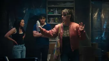 Sac cabas en velours côtelé patchwork Bdg porté par Grace (Ellie O'Brien) dans l'épisode « Ma vie avec les garçons Walter » (S03E09).