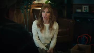 Pull ras du cou en cachemire White &amp; Warren à torsades, porté par Katherine Walter (Sarah Rafferty) dans l'épisode « Ma vie avec les garçons Walter » (S03E09).