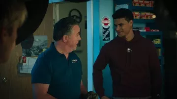Sweat à capuche Lacoste unisexe imprimé porté par Dylan Newsome (Kolton Stewart) dans l'épisode « Ma vie avec les Walter Boys » (S03E09).