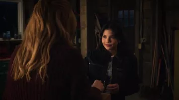 Veste en jean zippée brodée Amiri portée par Jackie Howard (Nikki Rodriguez) dans l'épisode « Ma vie avec les garçons Walter » (S03E09).