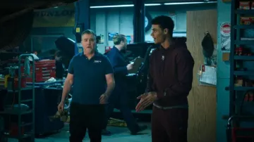 Pantalon de survêtement Lacoste Core Collection à coupe fuselée porté par Dylan Newsome (Kolton Stewart) dans l'épisode « Ma vie avec les Walter Boys » (S02E09).