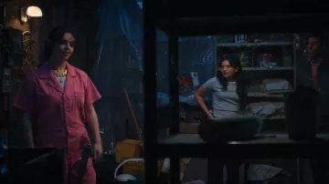 Combinaison à manches courtes Pistola Grover portée par Grace (Ellie O'Brien) dans l'épisode « Ma vie avec les garçons Walter » (S03E09).