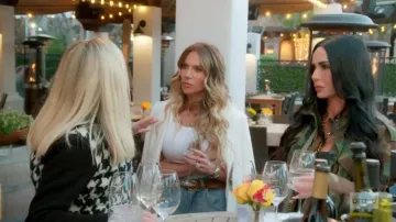 Veste blazer à capuche zippée Cinq à Sept Le Petite Khloe portée par Jennifer Pedranti dans l'épisode 5 de la saison 20 de The Real Housewives of Orange County.