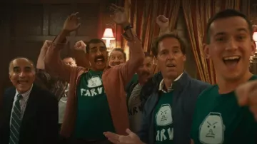 T-shirt vert à imprimé graphique Farva porté par Arcot « Thorny » Ramathorn (Jay Chandrasekhar) dans Super Troopers 3 : Les Soldats de l'Hiver