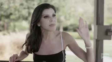 Débardeur-brassière profilé Alo Yoga Airbrush porté par Heather Dubrow dans l'épisode 5 de la saison 20 de The Real Housewives of Orange County.