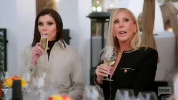 Combinaison-short Alice + Olivia Shiloh à fermeture éclair dorée portée par Vicki Gunvalson dans l'épisode 5 de la saison 20 de The Real Housewives of Orange County.