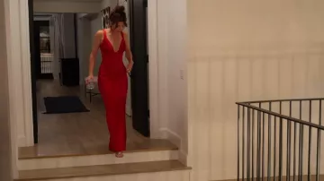Robe longue Baby Boo Fashion Shae rouge portée par Juliana Melchor dans l'épisode « Épouserons Harry » (S01E03)