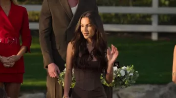 Robe longue corsetée à col rond Sandra de la marque Mars the Label, portée par Shaine Hinson dans l'épisode « Épouserons Harry » (S01E03).