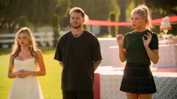 Jupe micro-olive Sunday Best portée par Amanda Kloots dans l'épisode Let's Marry Harry (S01E04)