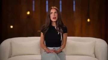 Haut asymétrique à col mandarin Asos Design porté par Elli Schryver dans l'épisode « Épouse Harry » (S01E04)