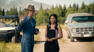 Salopette en jean Asos Design noire délavée portée par Jackie Howard (Nikki Rodriguez) dans l'épisode « My Life with the Walter Boys » (S03E01).