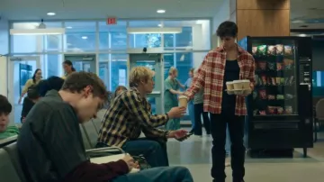 Chemise à carreaux Old Navy ample avec poches, portée par Alex Walter (Ashby Gentry) dans l'épisode « Ma vie avec les garçons Walter » (S03E01).