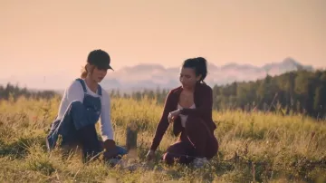 Veste zippée Golden Heatform Limit portée par Jackie Howard (Nikki Rodriguez) dans l'épisode « Ma vie avec les garçons Walter » (S03E01).