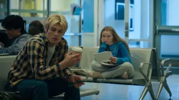 Chemise Fatface Navy à manches longues et carreaux Buffalo décontractée portée par Cole Walter (Noah LaLonde) dans l'épisode « Ma vie avec les garçons Walter » (S03E01).