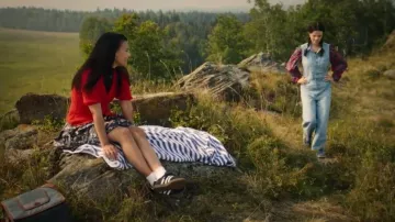 Baskets Adidas Samba OG noires et gomme portées par Jackie Howard (Nikki Rodriguez) dans l'épisode « Ma vie avec les Walter Boys » (S03E04).