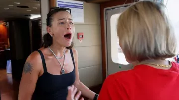 Collier diffuseur en forme de larme porté par Aesha Scott dans Below Deck Mediterranean (S11E01)