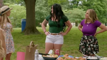 Haut ajusté à manches courtes et col carré Dazy porté par Megan dans l'épisode Double Lives of Suburban Wives (S01E01)