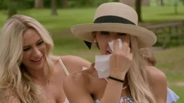Chapeaux de soleil Ruig Small Floppy Hat portés par Tammy dans l'épisode Double Lives of Suburban Wives (S01E01)