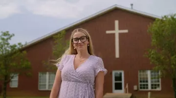 Robe portefeuille MI ami portée par Macy dans l'épisode Double Lives of Suburban Wives (S01E01)