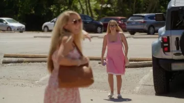 Sandales à enfiler Steve Madden Pearl Knicky portées par Macy dans l'épisode Double Lives of Suburban Wives (S01E01)