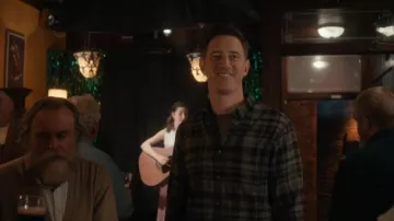 Chemise Polo Ralph Lauren Icon Logo Check Performance en sergé brossé portée par Colin (Stephen Hagan) dans l'épisode « Paris is Always a Good Idea » (S01E03).