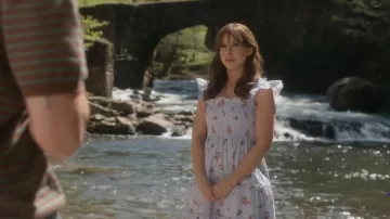 Robe Ellie Nap de Hill House portée par Chelsea Martin (Lacey Chabert) dans l'épisode « Paris is Always a Good Idea » (S01E01)
