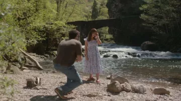 Baskets en cuir Alohas Rife Sheen portées par Chelsea Martin (Lacey Chabert) dans l'épisode « Paris is Always a Good Idea » (S01E03).