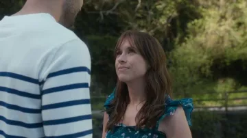Robe mi-longue à imprimé floral Hill House Home portée par Chelsea Martin (Lacey Chabert) dans l'épisode « Paris is Always a Good Idea » (S01E03).