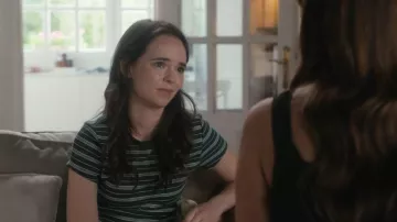 T-shirt court Uniqlo porté par Annabelle (Rebecca Hanssen) dans l'épisode « Paris is Always a Good Idea » (S01E03).