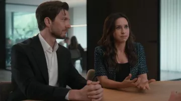 Veste à sequins Sandro portée par Chelsea Martin (Lacey Chabert) dans l'épisode « Paris is Always a Good Idea » (S01E03).