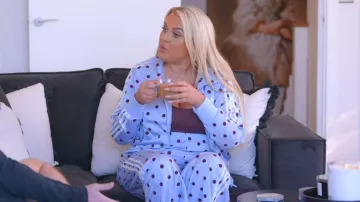 Pantalon de survêtement large en satin Adidas Originals porté par Saffron Lempriere dans l'épisode 2 de la saison 37 de The Only Way Is Essex (S37E02).
