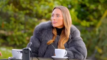 Manteau mi-long en fourrure grise de luxe HL London porté par Amber Turner dans l'épisode 7 de la saison 36 de The Only Way Is Essex.