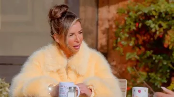 Veste en fausse fourrure Lola Rae portée par Elma Pazar dans l'épisode 7 de la saison 36 de The Only Way Is Essex.