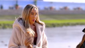 Manteau en fausse fourrure Zara porté par Dani Imbert dans l'épisode 7 de la saison 36 de The Only Way Is Essex.