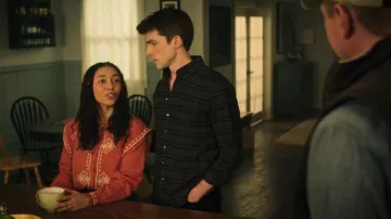 Blouse Philippa de l'hôtel Maison portée par Hayley Young (Zoë Soul) dans l'épisode « Ma vie avec les garçons Walter » (S03E07)