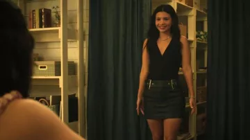 Jupe courte en cuir noir à double boucle Blumarine d'Asos Design portée par Jackie Howard (Nikki Rodriguez) dans l'épisode « My Life with the Walter Boys » (S03E08).