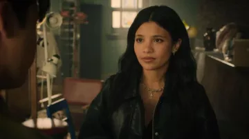 Veste aviateur oversize en similicuir Dynamite portée par Jackie Howard (Nikki Rodriguez) dans l'épisode « Ma vie avec les Walter Boys » (S03E08).