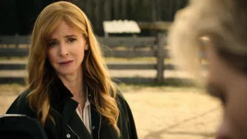 Veste Toteme Country portée par Katherine Walter (Sarah Rafferty) dans l'épisode « Ma vie avec les garçons Walter » (S02E08).
