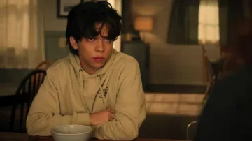 Pull à capuche Vans Full Patch porté par Lee Garcia (Myles Perez) dans l'épisode « Ma vie avec les Walter Boys » (S03E08).