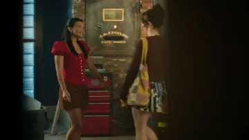 La mini-jupe en daim Garment portée par Jackie Howard (Nikki Rodriguez) dans l'épisode « Ma vie avec les garçons Walter » (S03E10).