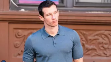 T-shirt polo Callum Turner One Night Only (Callum Turner) dans One Night Only