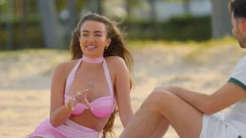 Ensemble haut et jupe Mauve London The Pink Ombre Resort porté par Ella Rae Wise dans l'épisode 6 de la saison 36 de The Only Way Is Essex (S36E06).