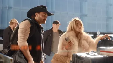Veste courte zippée en fausse fourrure Zara portée par Allie Eklund dans l'épisode 8 de la saison 3 de The McBee Dynasty : Real American Cowboys.