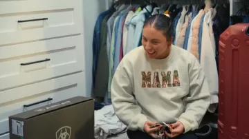 Sweat-shirt « Walmart Hunting Mama » porté par Alli McBee dans l’épisode « The McBee Dynasty : Real American Cowboys » (S03E08).
