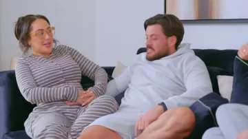 Ensemble pantalon rayé deux pièces Wdirara et haut en maille à manches longues boutonné, porté par Sophie Kasaei dans l'épisode 8 de la saison 36 de The Only Way Is Essex.