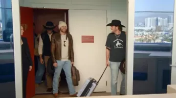Bonnet Carhartt en similicuir porté par Jesse McBee dans l'épisode 8 de la saison 3 de The McBee Dynasty : Real American Cowboys.